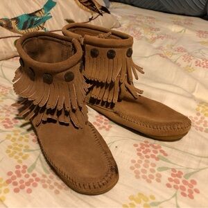 Minnetonka Fringed Tan Suede Moccasin Boots hard bottom